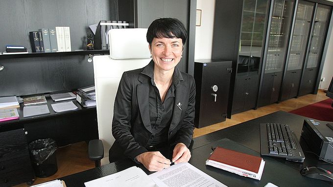 Lenka Bradáčová ve svém úřadu.