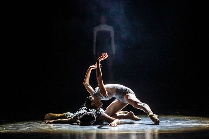 Snímek z choreografie Dos soles solos, kterou vytvořil Alejandro Cerrudo.