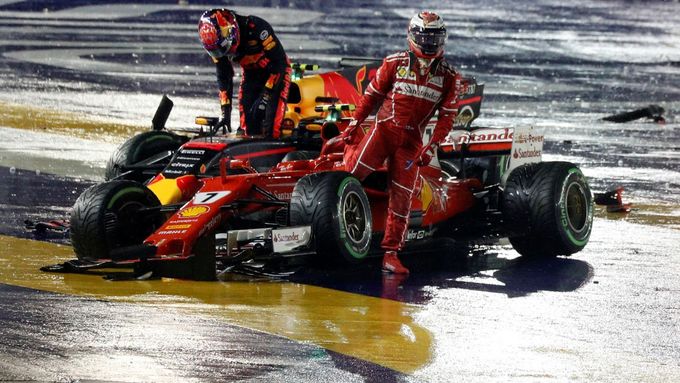 Max Verstappen a Kimi Räikkönen vystupují ze svých rozbitých vozů po hektickém startu GP Singapuru.