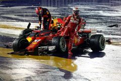 Kapky singapurského deště znamenaly zkázu pro Ferrari a šťastné vítězství Hamiltona