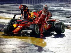 Nabourané vozy Räikkönena a Verstappena po startu závodu v Singapuru.