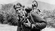 Fotbalisté nejsou jedinými sportovními ikonami, které byly pasovány na rytíře. Edmund Hillary dokázal jako první zdolat Mount Everest.