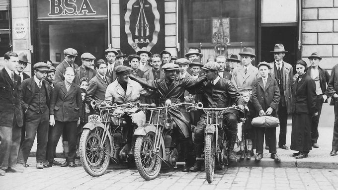 Ve 20. letech minulého století byly dovážené motocykly velmi populární. Dominovaly anglické stroje, například značky BSA.