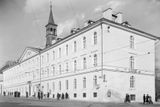 Jeden z prvních krytých bazénů v Praze, postavený v roce 1908, byl součástí nové budovy Klárova slepeckého ústavu od Josefa Piskače. Fungoval ještě koncem osmdesátých let.