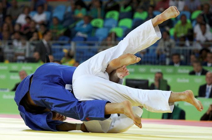 OH 2016, judo do 100 kg, semifinále: Lukáš Krpálek (v modrém) a Cyrille Maret (FRA)