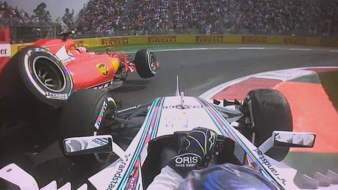 Podívejte se, jak Valtteri Bottas v tvrdém souboji v Mexiku neodpustil Kimimu Räikkönenovi ani metr a jezdec Ferrari si urazil pravé zadní kolo.
