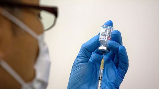 Očkování proti koronaviru vakcínou společnosti Moderna v Tokiu