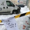 Auta poničená sněhem v pražské Hálkově ulici.