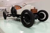 V roce 1922 se pro změnu naplno ukázala vášeň Ferdinanda Porscheho pro závodní automobily. Pro značku Austro-Daimler zkonstruoval závodní vůz ADS R Sascha (jméno je podle finančního sponzora celého projektu), který vyhrál celkem 43 závodů. Klíčem k úspěchu byl mimo jiné i optimální poměr výkonu a váhy. To si Porsche přenesl později i na jeho jméno nosící vozy.