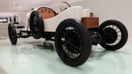 V roce 1922 se pro změnu naplno ukázala vášeň Ferdinanda Porscheho pro závodní automobily. Pro značku Austro-Daimler zkonstruoval závodní vůz ADS R Sascha (jméno je podle finančního sponzora celého projektu), který vyhrál celkem 43 závodů. Klíčem k úspěchu byl mimo jiné i optimální poměr výkonu a váhy. To si Porsche přenesl později i na jeho jméno nosící vozy.