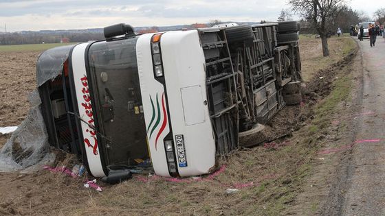 U Říčan se převrátil patrový autobus. Prý kvůli větru