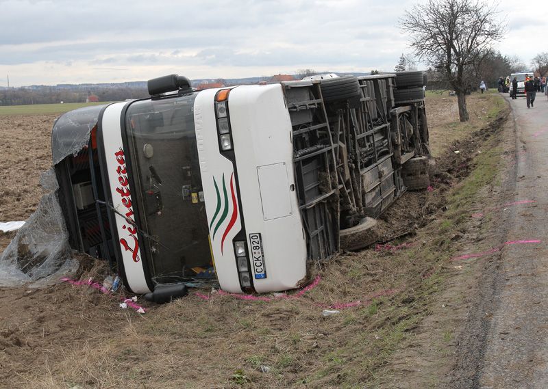 Nehoda autobusu u Nupak na Říčansku