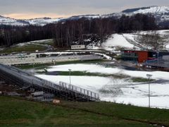 Sněhová pokrývka na stadionu ve Vesci má viditelné trhliny