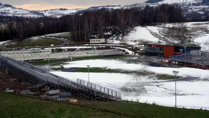 V areálu světového šampionátu v Liberci není sníh a diváky mistrovství zatím moc nezajímá. Vláda však schválila pro tuhle akci další téměř dvě stovky milionů korun