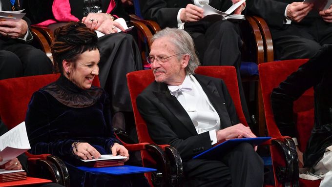 Na snímku z loňského ceremoniálu ve Stockholmu jsou poslední držitelé Nobelovy ceny za literaturu Olga Tokarczuková a Peter Handke.