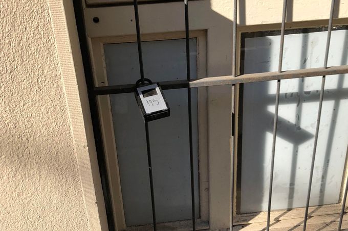 Visací zámky s úložným prostorem používané k uskladnění klíčů od dveří. Klienti Airbnb zadají číselný kód a klíček si vyzvednou, aniž by se potkali se svým hostitelem.