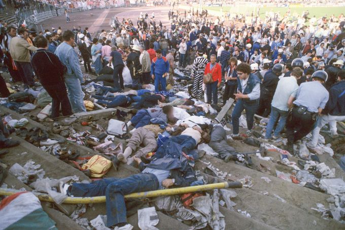 Fotografie z 29. května 1985 z bruselského Heyselova stadionu, kde bylo při finále Poháru mistrů zabito 39 fandů a zraněno dalších více než čtyři sta lidí.