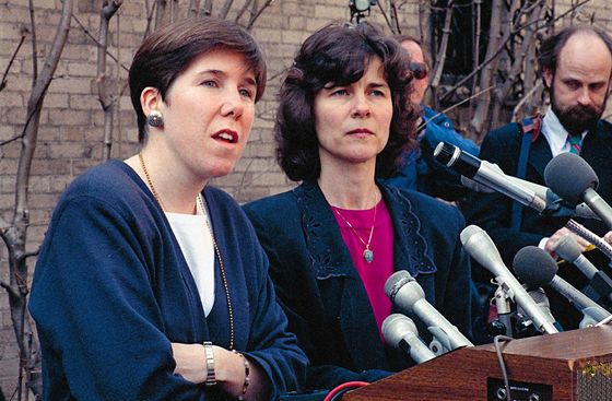 Kurátorka v Muzeu Isabelly Stewartové Gardnerové Karen Haasová (vlevo) a ředitelka muzea Anne Hawleyová hovoří na tiskové konferenci k případu loupeže. 19. 3. 1990