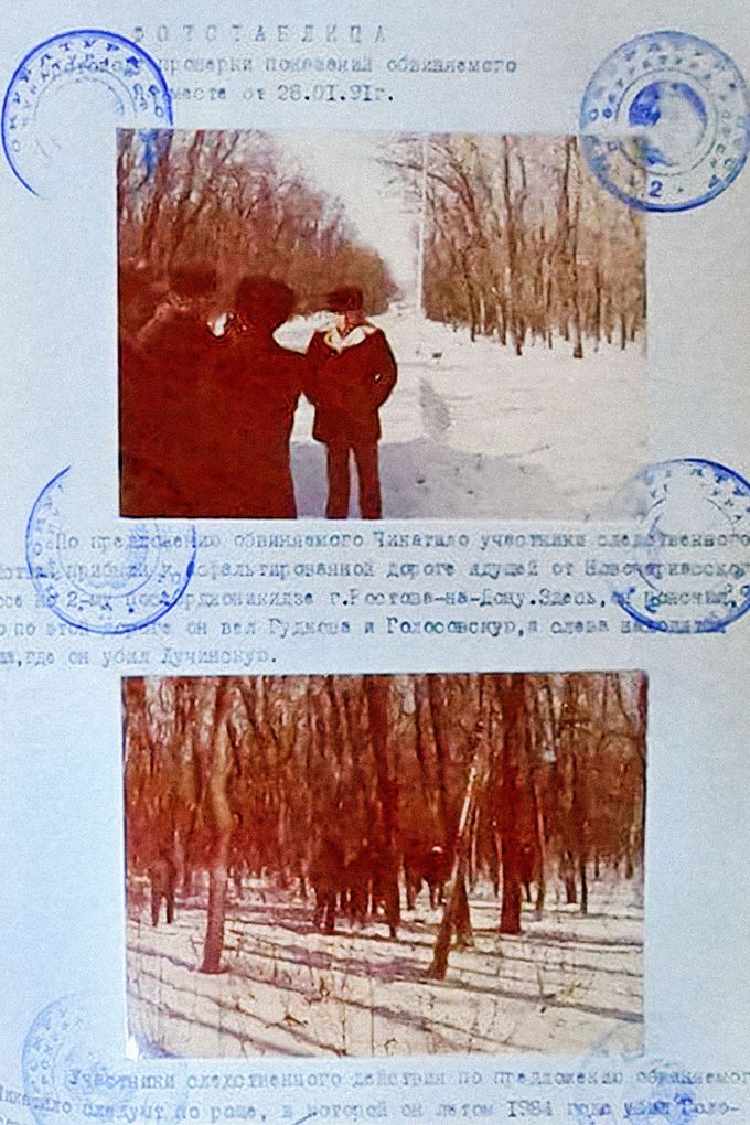 Fotografie z provedení vyšetřovacího experimentu, který ověřoval správnost výpovědi Andreje Čikatila ohledně jeho vraždění.