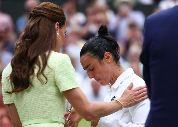 Catherine, princezna z Walesu a plačící Uns Džábirová po finále Wimbledonu 2023