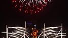 Fireworks explode from a Christmas tree during the lighting ceremony at Rodrigo de Freitas Lake in Rio de Janeiro December 1, 2012. REUTERS/Pilar Olivares(BRAZIL - Tags: SOCIETY) Published: Pro. 2, 2012, 12:10 dop.