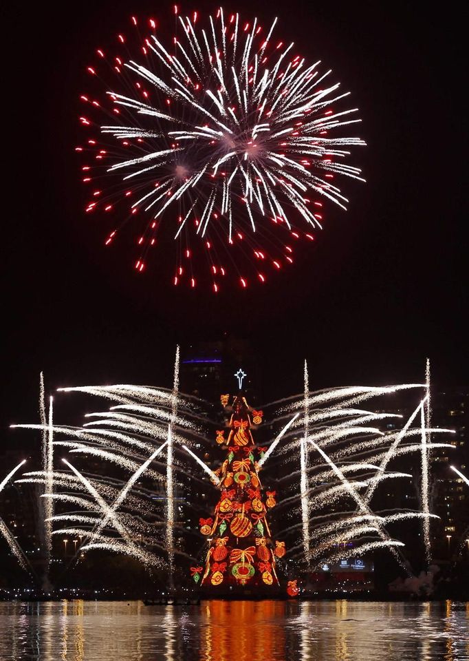 Fireworks explode from a Christmas tree during the lighting ceremony at Rodrigo de Freitas Lake in Rio de Janeiro December 1, 2012. REUTERS/Pilar Olivares(BRAZIL - Tags: SOCIETY) Published: Pro. 2, 2012, 12:10 dop.