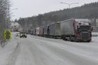 Kamiony od 08:00 do Polska přes Harrachov neprojedou. Silnice bude pro ně kvůli sněhu uzavřena