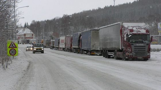 Náchod zasypal sníh, policie uzavřela hranice