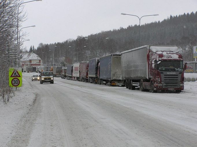 Hraniční přechod s Polskem byl od rána pro kamiony uzavřen. Na polské straně nebyl pro ně nebyl sjízdný úsek od hranic na Klodzko. Na dvacet kamionů čekalo přímo u přechodu, další stovku policisté odstavili na obchvatu nedaleké České Skalice.