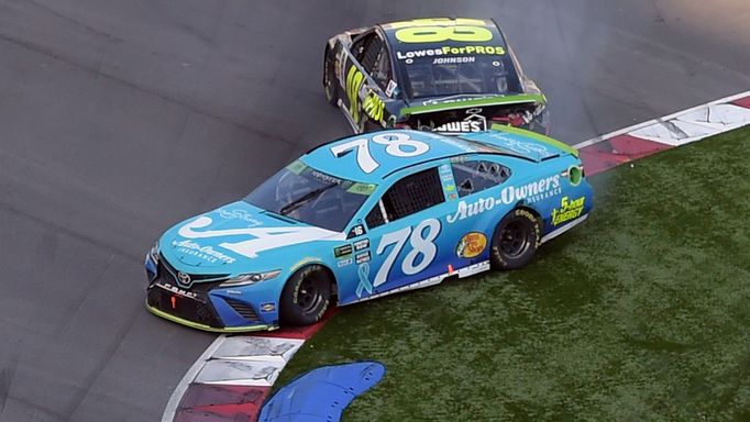 NASCAR 2018: Truex jr. vs. Johnson