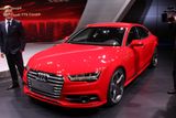 Další světová premiéra: Audi prezentuje modernizovaný model S7 s osmiválcem, který může mít výkon až 450 koní, ale umí také čtyři válce v případě jejich nepotřeby odpojit.