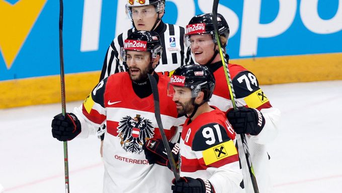 Hokejisté Rakouska slaví gól v utkání s Kanadou