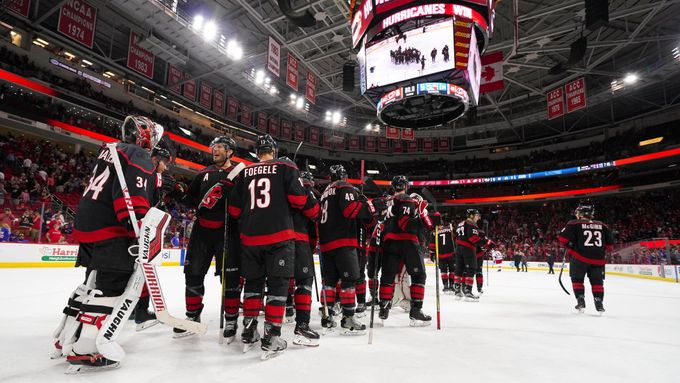 hokej, NHL 2018/2019, Carolina - New York Rangers, Petr Mrázek slaví se spoluhráči vítězství