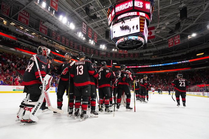 hokej, NHL 2018/2019, Carolina - New York Rangers, Petr Mrázek slaví se spoluhráči vítězství