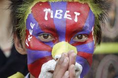 Mladí Číňané v Německu opustili hřiště. Vadily jim tibetské vlajky v hledišti