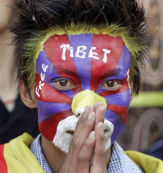 Většina tibetských emigrantů našla útočiště v sousední Indii. Tento muž s namalovanou vlajkou na obličeji se účastnil shromáždění ve městě Mcleodganj.