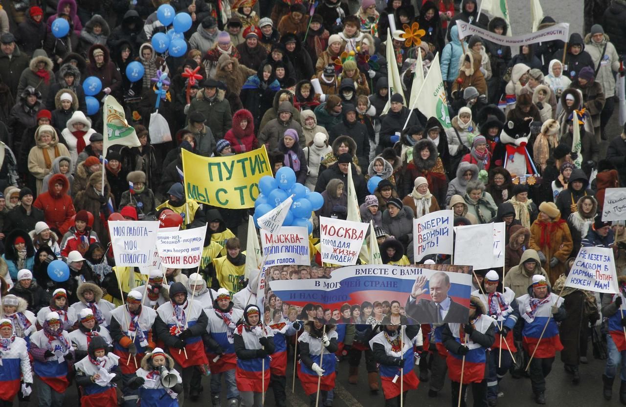 V Moskvě demonstrují desetitisíce Putinových přívrženců