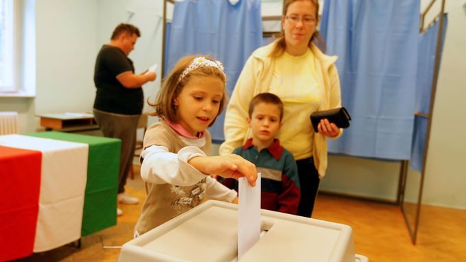 Maďaři hlasují o kvótách.