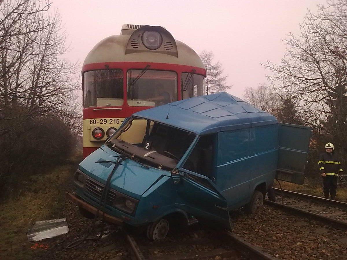 Osobní vlak se srazil s dodávkou