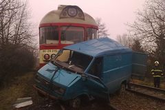 U Liberce se srazil vlak s dodávkou, řidič auta utrpěl těžká zranění