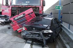 Namrzlá vozovka způsobila hromadnou nehodu u Kyšic