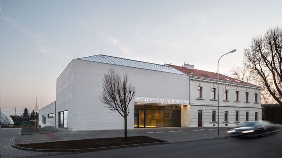 K hospodě v Modřicích přistavěli betonovou kostku. Vyhráli s ní architektonickou cenu