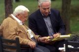 1998. Ariel Šaron tehdy jako ministr zahraničních věcí mluví s tehdejším izraelským premiérem Benjaminem Netanjahu na mírovém summitu ve Wye River v USA.