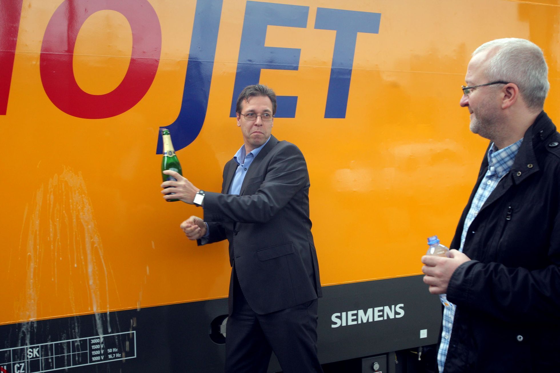 Lokomotiva Siemens Vectron v barvách RegioJetu