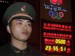 Čínský voják dozoruje u odpočítavadla, které ukazuje, kolik dní zbývá do olympijských her v Pekingu.