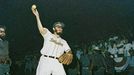 Vůdce kubánských povstalců Fidel Castro nadhazuje baseballový míč pro vojenský a policejní tým, 24. července 1959