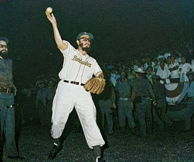 Vůdce kubánských povstalců Fidel Castro nadhazuje baseballový míč pro vojenský a policejní tým, 24. července 1959