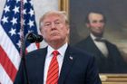 Tady nebudete na očích. Trump nechal přesunout portréty Obamy a Bushů ke schodišti
