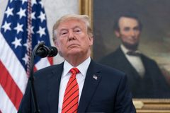 Tady nebudete na očích. Trump nechal přesunout portréty Obamy a Bushů ke schodišti