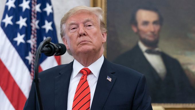 Prezident Donald Trump v Bílém doně přesunul obrazy svých prezidentských předchůdců na místo, kde je návštěvníci neuvidí.